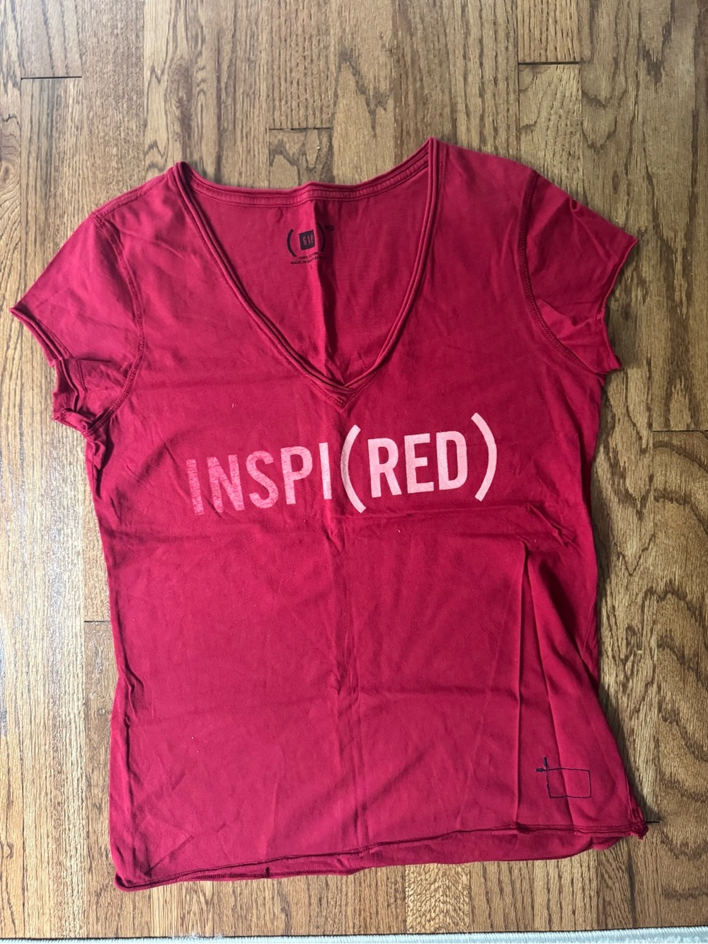 GAP Women's INSPI(RED) V-Neck Tee - Red